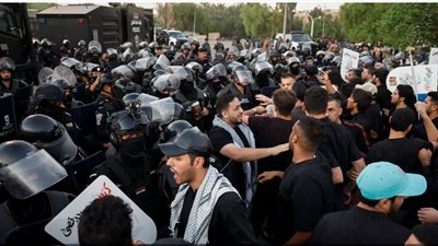 آلاف المتظاهرين يحاولون اقتحام السفارة الأميركية في بغداد