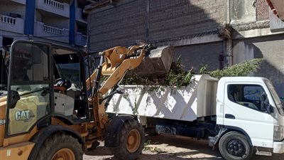 رفع ١٥ طن أتربة ورديم بنطاق حى غرب