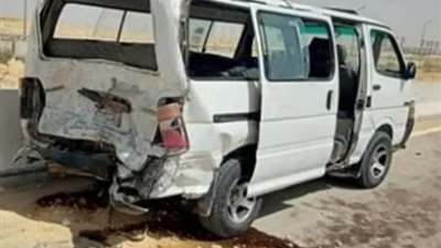 إصابة 4 في تصادم سيارة ميكروباص بالرصيف الأسمنتي بأكتوبر