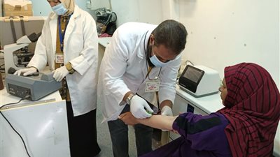 توقيع الكشف الطبى على 1276 حالة بالمجان خلال قافلة بمركز بنى مزار