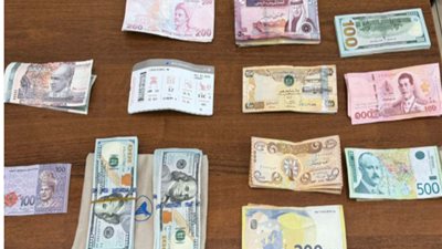 ضبط راكب سرق مبالغ مالية من أجنبيين على متن طائرة بالمطار