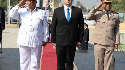 محافظ بني سويف يضع إكليل الزهورعلى النصب التذكاري للشهداء