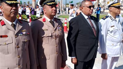 محافظ جنوب سيناء يضع اكليل الزهور علي النصب التذكاري