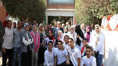 محافظ المنيا يوزع هدايا ويصرف مكافأت بمناسبة انتصارات أكتوبر
