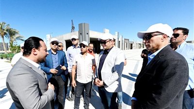 وزير الإسكان يتابع سير العمل بمشروع 