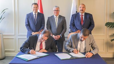 توقيع عقد مشروع PYRAMIDS ALU لإنتاج أنظمة تركيب ألواح الطاقة الشمسية