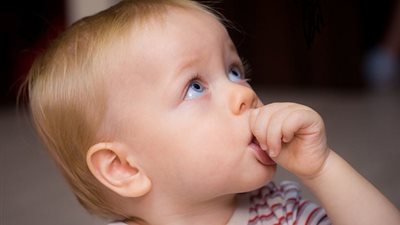 أبرز مخاطر مص الإصبع لدى الأطفال .. مشاكل في الأسنان