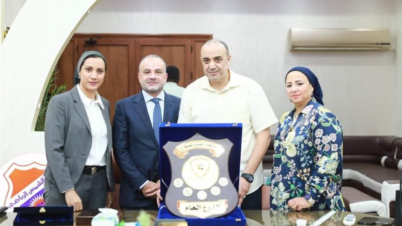 الحسيني يسلم الدرع