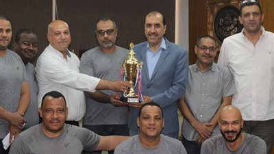 رئيس تكرير أسيوط يكرم فريق كرة اليد للعاملين لحصده المركز الثانى