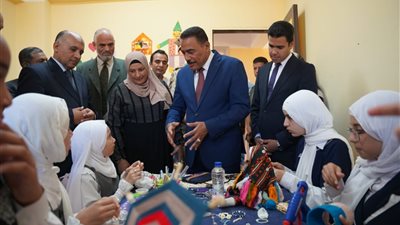 محافظ مطروح يهدي ٥٠ حقيبة مدرسية لطلاب مدرسة ابوبكر الصديق بسيوة
