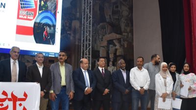 نائب محافظ أسوان يحضر الحفل الختامى وتسليم شهادات التخرج