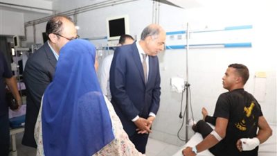 محافظ المنيا يزور مصابي حادث القطار ويطمئن على حالتهم الصحية