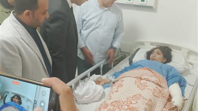 محافظ السويس يطمئن علي المصابين في حادث الجلالة.. صور