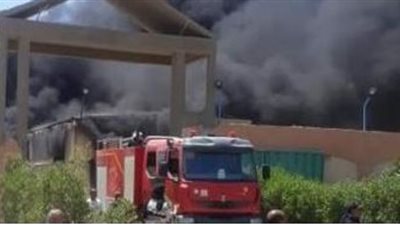 انتداب المعمل الجنائي لمعاينة حريق مصنع بلاستيك في عين شمس