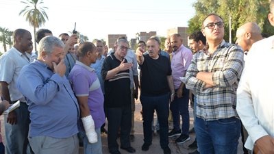 محافظ أسيوط يتابع أعمال رفع القمامة ومخلفات منطقة سور الأزهر
