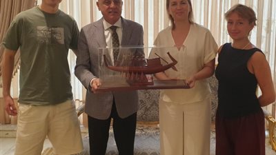 بعد انتهاء ثانى رحلاتها بالأقصر عمارة يهدى رئيسة وزراء الدنمارك 
