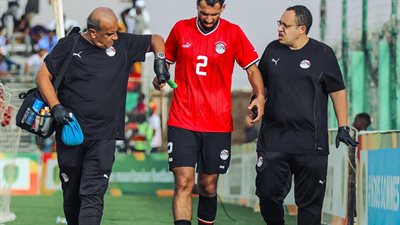 بعد إصابته في المنتخب المصري يطمئن على حالة مدافعه خالد