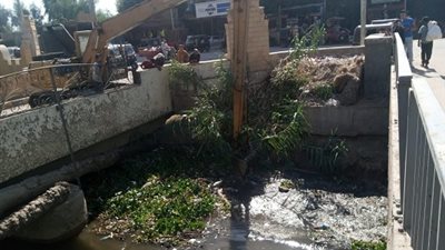 محافظ أسيوط يوجه باستمرار أعمال تطهير الترع والمصارف بساحل سليم