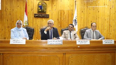 مدير تعليم القاهرة يشهد اجتماع الشئون المالية بديوان المديرية
