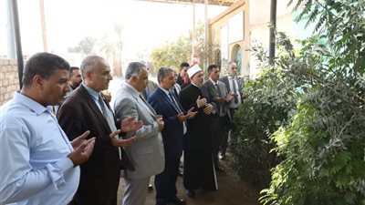 رئيس جامعة الأزهر يختتم جولته بزيارة قبر الحاج صلاح عطية