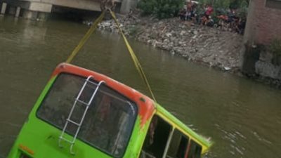 انتشال اتوبيس اثر انقلابه بترعة الشرقاوية بشبرا الخيمة