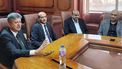 رئيس البورصة المصرية يواصل سلسلة إجتماعاته بدمياط