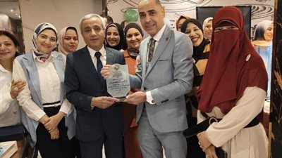 صحة قنا تكرم تاوضروس وكيل وزارة الصحة الأسبق لبلوغه السن القانونى
