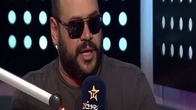 ارتدى نظارة شمسية بالاستوديو. هل تعرض محمد ممدوح للإصابة فى عينه؟