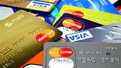 حكم الزكاة على الأموال التي تتيحها البطاقة الائتمانية 