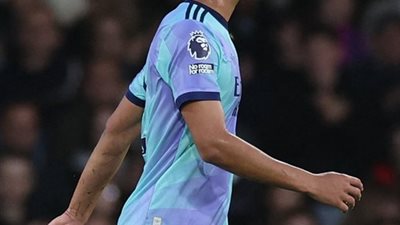 طرد لاعب آرسنال أمام بورنموث وغيابه عن مباراة ليفربول