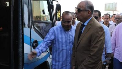 محافظ المنيا يتابع مواقف السيارات ومحطات الوقود
