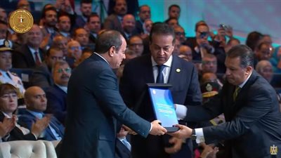 خالد عبد الغفار يسلم الرئيس السيسي الإستراتيجية الوطنية للصحة والسكان