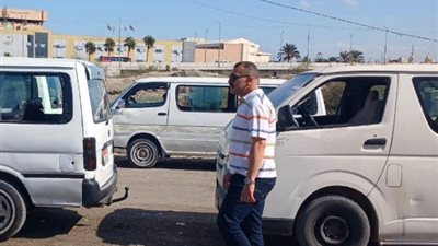 رئيس حى شرق الاسكندرية يراقب مواقف الاجرة لمنع استغلال المواطنين