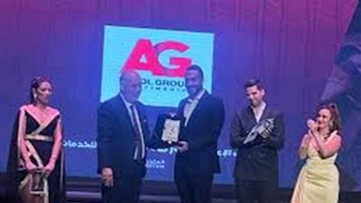 بالصور..أشرف زكي يكرم جمال العدل بحفل ختام مهرجان المهن التمثيلية