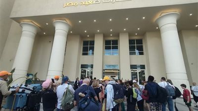 توافد الأفواج السياحية والزائرين على مدينة أبو سمبل لمشاهدة ظاهرة تعامد الشمس