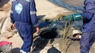 تنفيذ أعمال التطهير والتسليك لشبكات الصرف الصحى بقرى وادى كركر