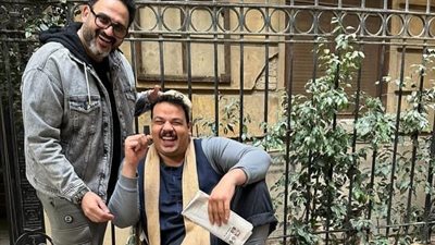 أكرم حسنى يداعب مصطفى غريب فى عيد ميلاده .. شاهد