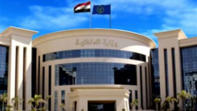 تفاصيل صورة لطمس لوحات سيارة وتثبيت زجاج ملون على الطريق