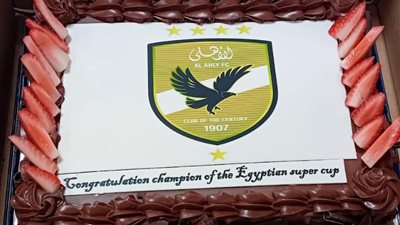 مصر للطيران تحتفل بتورتة كأس السوبر مع الأهلي