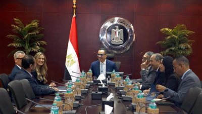 وزير الاستثمار يلتقي وفد مرسيدس-بنز إيجيبت لاستعراض مشروعات الشركة