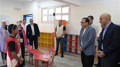 رئيس الوزراء يتفقد 