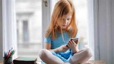خبراء يكشفون تأثير استخدام الأطفال للشاشات على تطور الكلام لديهم