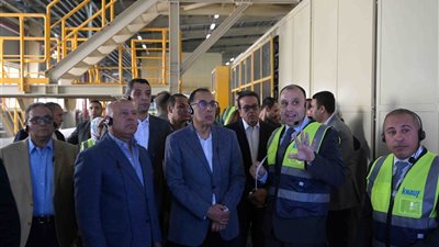رئيس الوزراء يتفقد إحدى المصانع الألمانية للألواح الجبسية بالسويس
