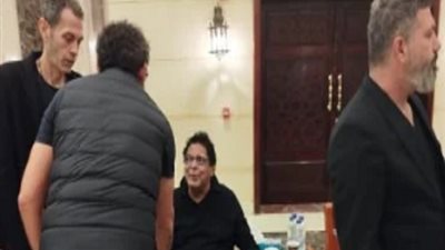 بالصور.. محمد منير أول الحاضرين فى عزاء والدة أحمد عصام