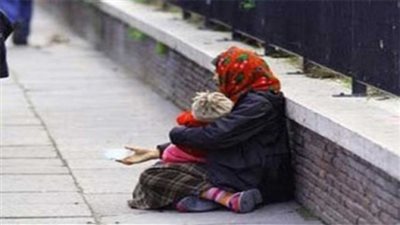 امرأة متسولة تثير الذعر في المنيب بأكلها قططا وكلابا أمام الأهالي