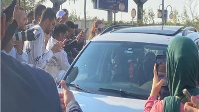 بالصور.. الصدمة والحزن يسيطران على شمس البارودى فى وداع 