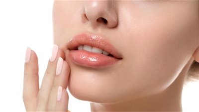 الحصول على شفاة ناعمة بدون تشقق