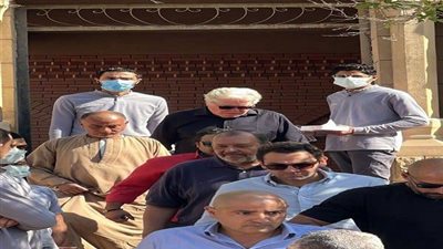 حسين فهمى يستقبل عزاء شقيقه على مقابر الأسرة بالواحات.. صور