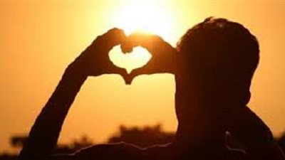 دراسة تكشف العلاقة بين ذكاء الرجل ورومانسيته