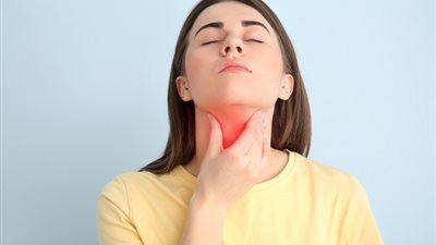 أبرزها تغير الوزن .. طبيبة تكشف علامات خلل وظائف الغدة الدرقية
